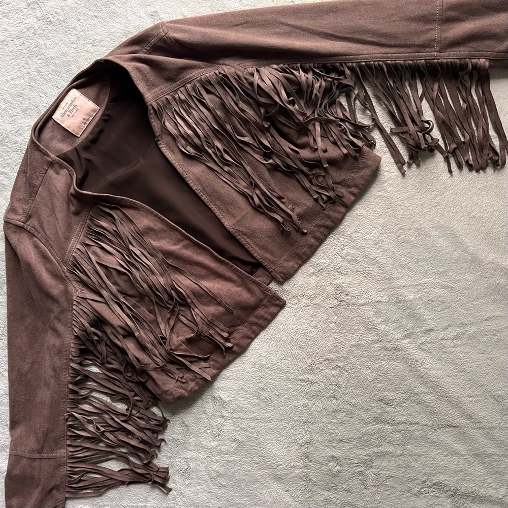 Abercrombie & Fitch Faux Suede Fringe Cropped Festival Jacket Stone Gray Medium